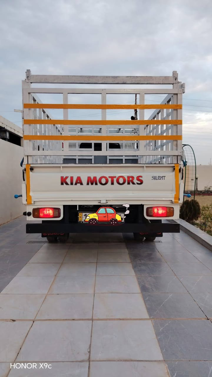 يالله 
السلام عليكم للبيع كيا ام عيون 2004 حاكيه رقم بغداد انكليزي  سنويه ل28 بسمي هزه جديده تحويل ثاني يوم كير محرك اكسل شاصي رقم شاصي مكفول كهربائيات كلها شغاله صدر جديد  دوشمه جديده  السياره بلاديه صبغ دوسات وباب خلفي فقط مكان السياره التاجي 
ملاحظه المحجر مو وياها
 ***********
