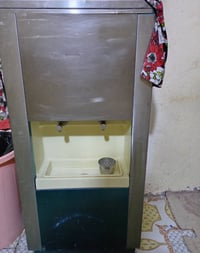 براد ماء حجم كبير للبيع السعر 250الف عارضه عصائر او كيك حجم 10قدم السع...