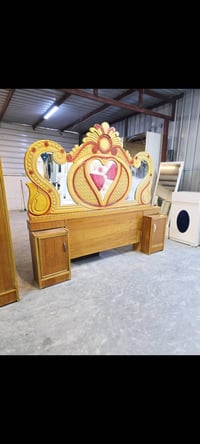 غرفة نوم فاخرة بتصميم كلاسيكي فخم، مزينة بنقوش مذهلة وتفاصيل مميزة. تت...