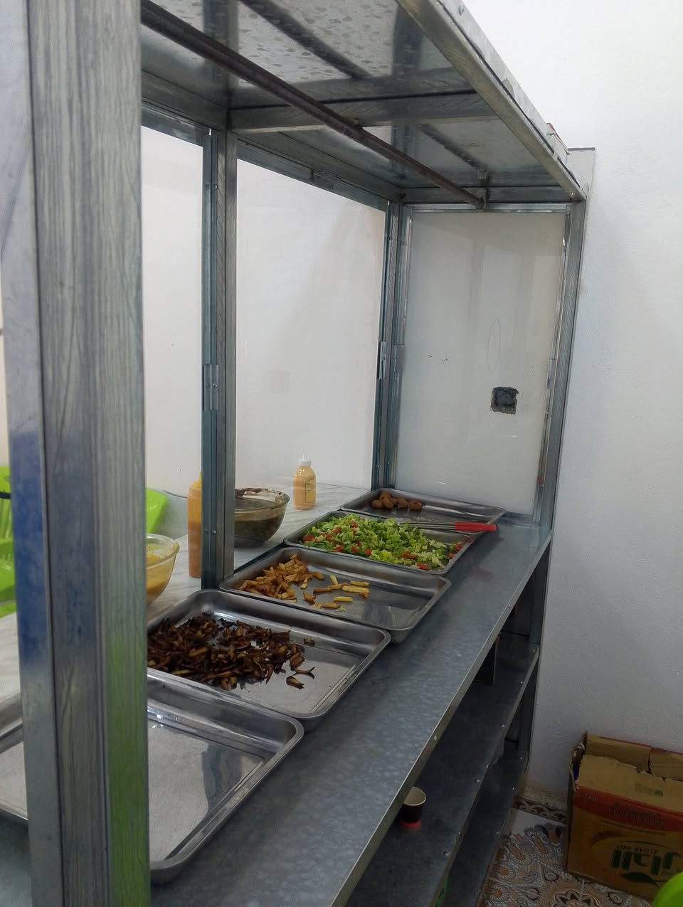 غراض مطعم للبيع فاترينة فلافل طباخ ميز للاستفسار الاتصال على الرقم التا‪***********‬‏‏ي
