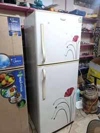للبيع ثلاجات عدد 2البيضه 16قدم ب 125قفلها والثانيه حجم 14ب150قفلها طبع...