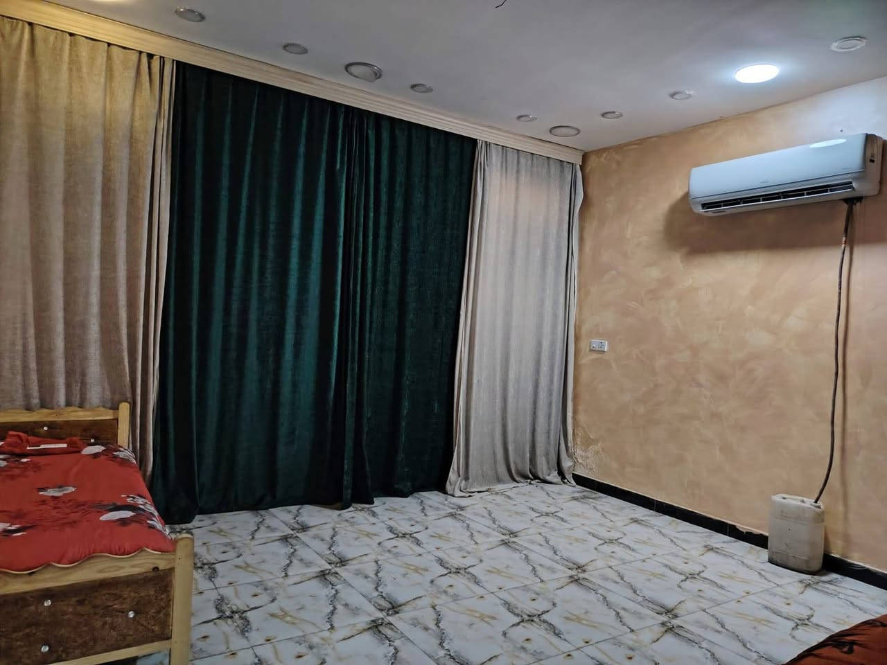 بيت للبيع٢٠٠م زراعي بيت غلام خلف السده طابقين
طابق١ طرمه
حمام +تواليت خارجي
 استقبال 7*5
مطبخ 5*4
صاله 8*4
حمام معزول +تواليت معزوله
مناور ٢يمين البيت ويساره
غرفتين 5*4
طابق الثاني غرفتين
الغرفه الأولى 7*5
الغرفه الثانيه 5*4
حمام جبير 
صاله8*4
وصطح خلفي 10*5  ينبني بي غرفتين
وفوك بيتونه جبيره وصطح
السعر 240 وبي مجال 
***********
***********@
