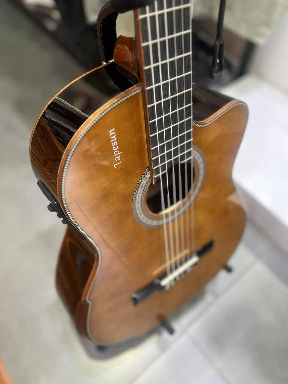 السعر ٢٠٠العنوان دوره رقم ***********
