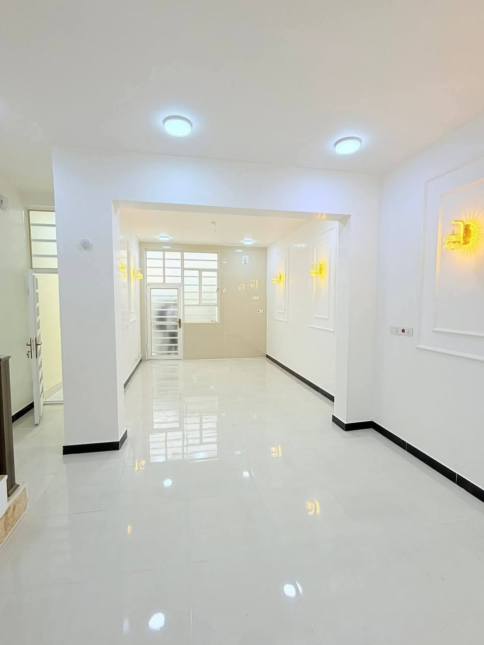 للبيع بيت 100م حي النداء قرب دفاع مدني بناء جناي درجه اولى سعر 75 صب كونكريت ***********
