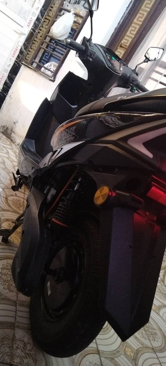 العنوان: وحش الشحن (TANK) للبيع - مواصفات خاصة ونظافة توب ⚡️
الوصف:
السلام عليكم شباب، عندي هاي الدراجة الشحن (ماركة تانك) للبيع، دراجة مال بيت ونظيفة جداً وجاهزة من كلشي. انسى البنزين والانتظار بالمحطات، هاي المواصفات اللي تدور عليها:
​✅ البطاريات: تحتوي على 6 بطاريات (نظافة ممتازة).
✅ المسافة: تمشيك 60 كيلو بالشحنة الواحدة (اقتصادية جداً).
✅ السرعة: سرعتها الحقيقية توصل للـ 60 كم/ساعة.
✅ الشحن السريع: تشحن من الصفر للـ 100% بساعة وربع فقط (يعني ما تمل من الانتظار).
✅ الاضافات والتقنيات:
​مثبت سرعة (Cruise Control) للراحة بالخطوط الطويلة.
​منفذ AUX لشحن الموبايل وأنت تمشي.
​لايت ليد ليزري (عالي - ناصي) قوي جداً.
​إشارات وكهربائيات كلها شغالة 100%.
​💰 السعر: 950 ألف دينار عراقي، وبيه مجال بسيط للشراي الطيب.
📍 المكان: (بغداد...الدوره).
📞 للتواصل: راسلني خاص أو اتصل على الرقم: (*********** ).رصيد معلق واتساب تحصلني 
​نصيحة: هاي الدراجة بمواصفات "ساعة وربع شحن" و"60 كيلو مشي" مرغوبة جداً،
