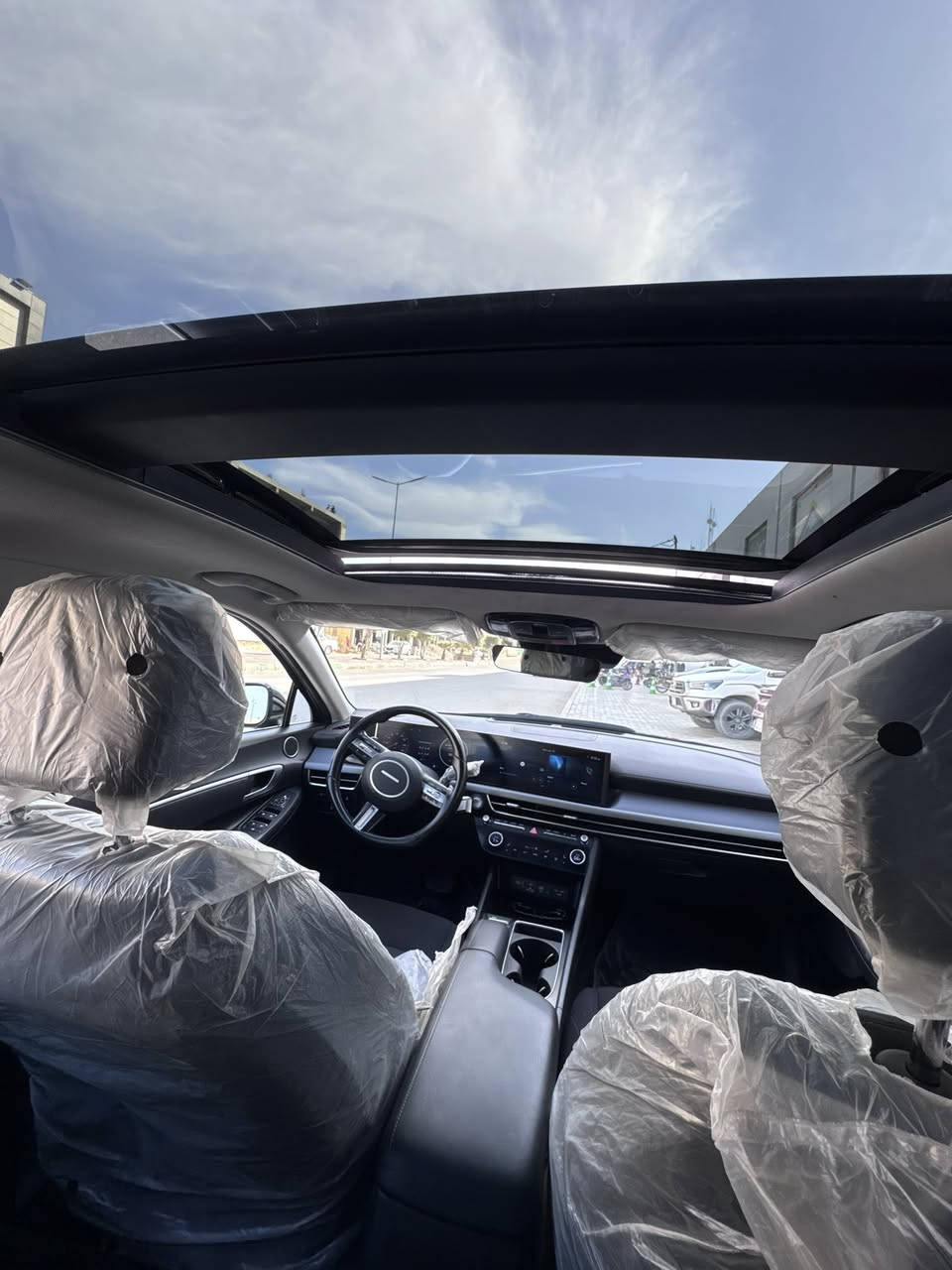 السلام عليكم / للبيع 
هونداي سوناتا 2024 فوووول 1/1
  
مواصفات :
سقف بنوراما 
بصمة ابواب وجنطه
رادار امامي ،خلفي ، جانبي 
حساس امامي ، خلفي
نقط عمياء جانبيه 
سستم كامرات محيطيه 360 
مانع تصادم ، وتحديد مسار ، وقياده ذاتيه
اشاير بالمري ، ومري قلابه عند البگ
لايت زنون فول وبك لايت led 

دواخل كشنات تدفئه تبريد ، وستيرن تدفئه
الكراسي تحكم كهربائي ، وخزن ميموري
قطعتين تبريد امامي خلفي تكيفي محيطي
شاحن واير لس
شفتات بالستيرن
شاشة كار بلي ونظام خرائط
عداد ألكتروني متغير الوضعيات
سستم صوت bose محيطي ودمام خلفي 
انظمة قياده متعدده ، واوتو هولد 
توقف ذاتي عند الرجوع الى الخلف 

حادث السياره خشم البنيد فقط مصبوغ بدون ايرباك ، ماشيه 30 الف ، مكينة 2500  منفيس تترقم جميع المحافضات ، مابيه اي نقص 
السعر : 189💰 وبيه مجال بسيط
مكان السيارة : السماوه ،
0782 696 4768  ☎️ ‭٠٧٨١ ٩١٣ ٣٩٨٤‬
