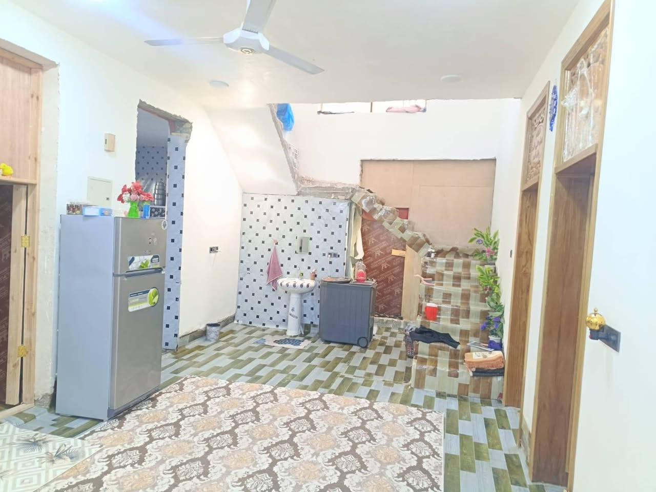 سلام عليكم عندي بيت للبيع مساحته٢٣٠ متر على شارع ٨٠مال كربلاء خلف نون مول البيت بناء حديث سنه٢٠٢٥ بي نقوصات الارضيه وبعد كم شغله اهل البيت مستعجلين على بيعته للاستفسار***********
