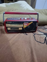 للبيع مسجل راديو اربع موجات مع FM بانسونك ياباني نظيف جدا الاتصال ٠٧٧٠...