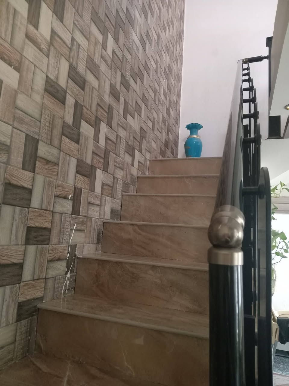 السلام عليكم بيت للبيع بالنقد او بالقسط اذا تريده قسط تتفق ويا ابو المكتب العارضته يمه يبيعلك قسط
بيت بناء حديث للبيع طابقين ٣غرف نوم وهول ومطبخ واستقبال حمامات ثنين العنوان مقابل معمل الحرير شارع مهند الحلاق قريب ع مدرسه براعم الإيمان تبليط بالباب مساحه البيت ١٣٠ مع الكاونتر والتانكي والسخان والمغاسل عدد ثنين البيت فازغ حاليا بس جيب غراضك وتكعد الاستفسار *********** البيت طابو زراعي سند ٢٥
