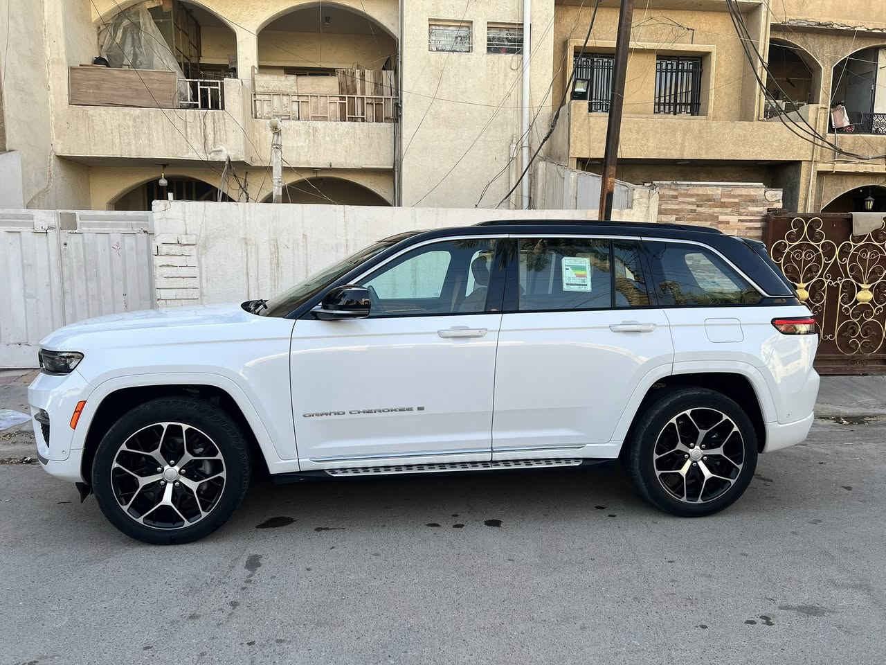 سلام عليكم جيب كراند شيروكي موديل 24 فأت السومت
.
* سقف بانوراما.
* شاشة وسطية كبيرة مع Apple CarPlay وAndroid Auto.
* كاميرات 360 درجة.
* رادار أمامي وتثبيت سرعة متكيف.
* نظام المحافظة على المسار.
* نظام صوت فاخر.
* فتح وتشغيل بدون مفتاح
ماشيه 64562km 
ومعروفه موصفات السومت اعلا فاء بلجيب 
سعر خمس شدات وبيها مجال بسيط 
رقم/ ***********
