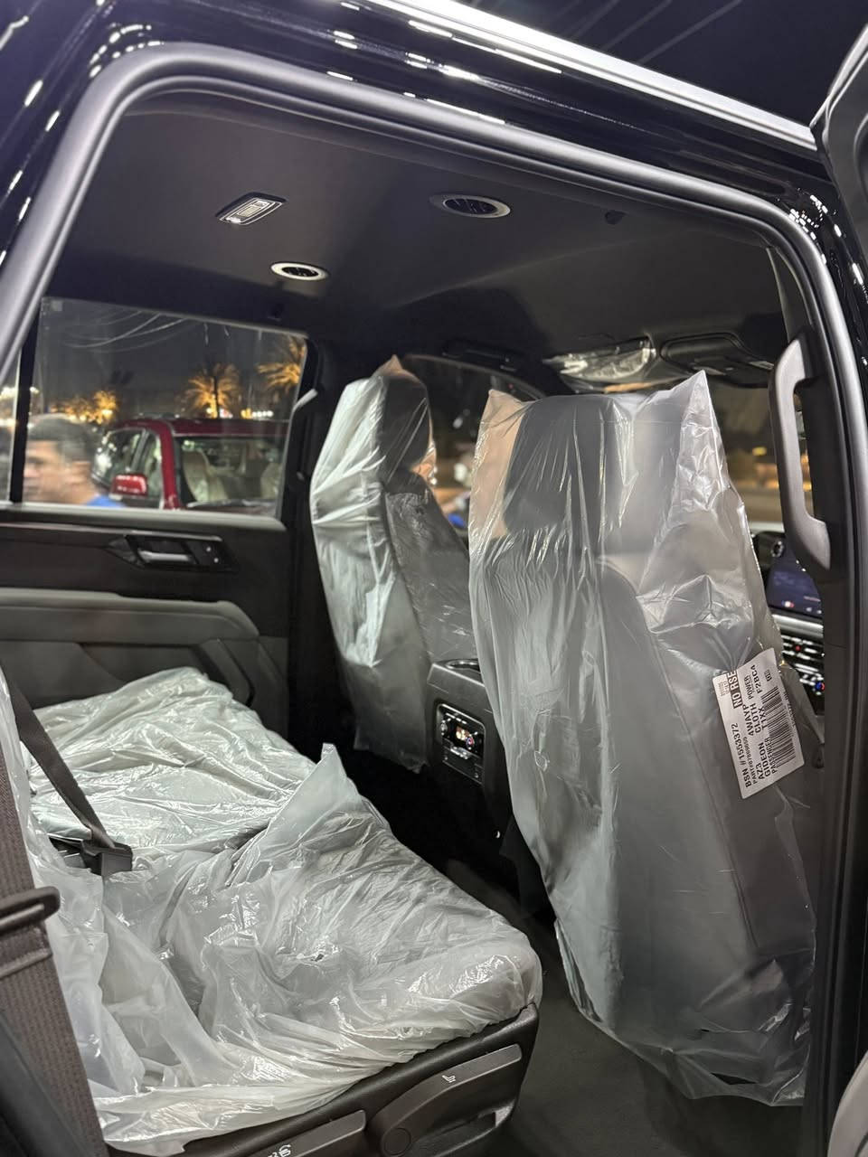 السلام عليكم 
تاهو 2025 خليجي 
1200 km
المحرك v8 … 5.3
تكييف ثلاث مناطق (Triple-Zone).  ￼
 • شاشة معلومات/ترفيه مع Apple CarPlay & Android Auto.  ￼
 • نظام صوت بعدد سماعات مناسب.  ￼
 • منافذ كهرباء متعددة (12V / 230V).  ￼
 • تحكمات على عجلة القيادة / معلومات السائق.  ￼
8 وسائد هوائية .  ￼
 • مراقبة ضغط الإطارات TPMS.  ￼
 • نظام تثبيت سرعات متكيف (Adaptive Cruise Control).  ￼
 • نظام الكبح مانع الانزلاق ABS + EBD.  ￼
 • BLIS (مراقبة النقطة العمياء).  ￼
 • نظام مساعد البقاء في المسار.  ￼
 • حساسات/كاميرا أمامية وخلفية للركن.  ￼
***********
