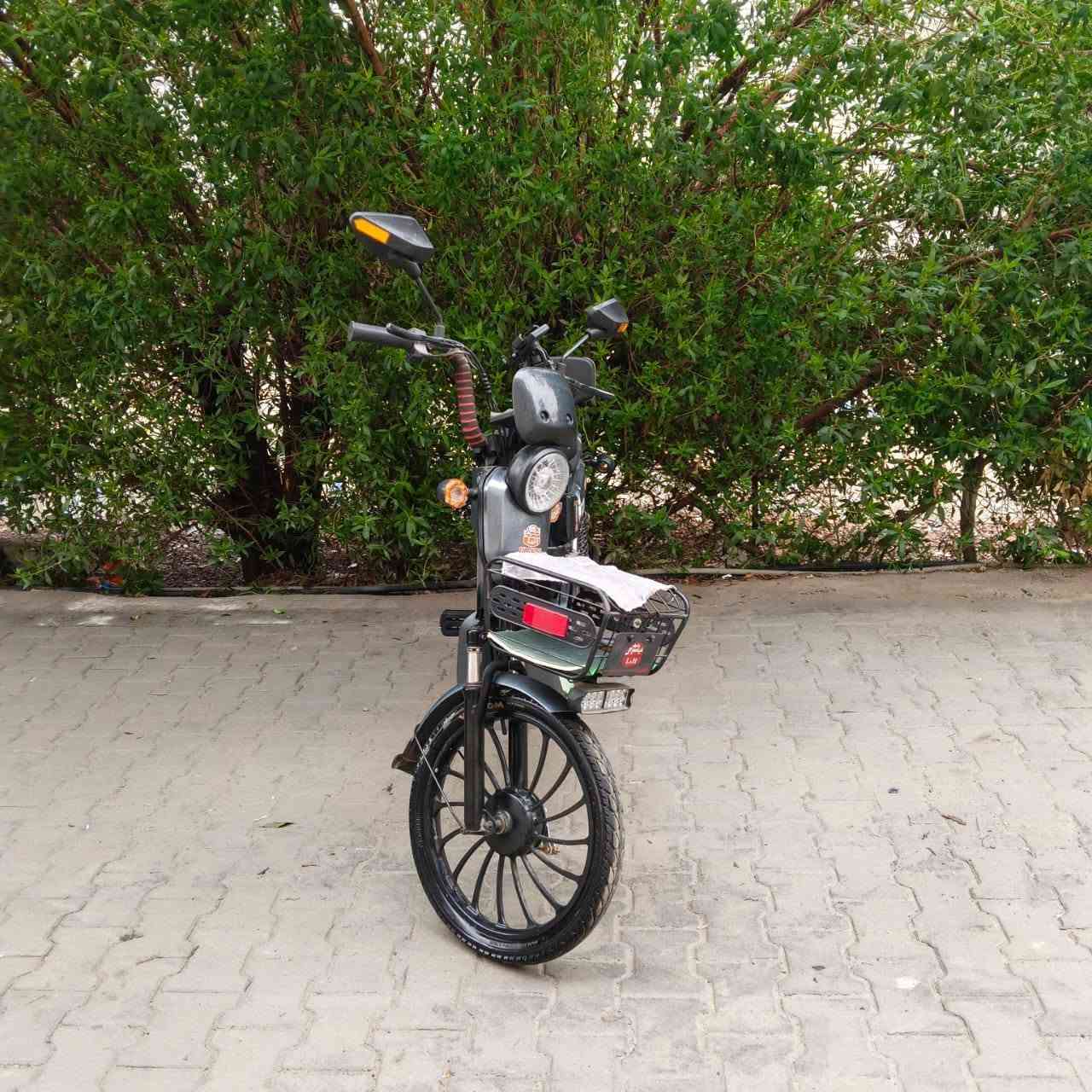 دراجة شحن للبيع 
حجم ١٨ ثلاث بطاريات 

السعر المطلوب ٣٢٥ و بيها مجال بسيط 
بغداد الكريعات 
***********
