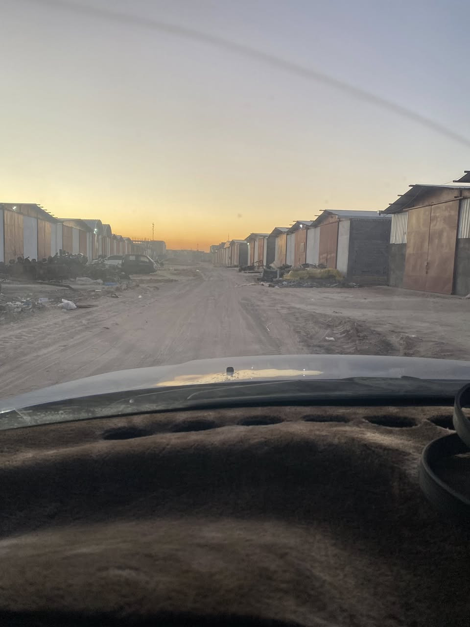 قطعه زراعي شارع الجملونات طريق العكيكه المساحه 400م مسيجه الوجه 19م والنزال21م قريبه علشارع سعر مناسب للأستفسار *********** او مراجعه مكتب عقارات البركه خنيطله شارع الكراج
