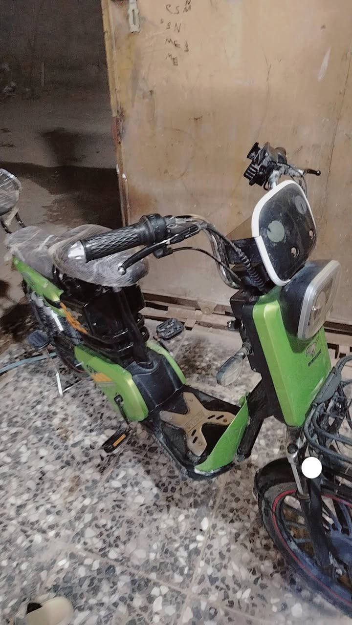 السلام عليكم دراجه شحن للبيع مواصفات اربع بطاريات اشاير كله شغال دراجه جديده او نضيفه بيه سويجين او الهورن شغال مستعجل على البيعه مالته رايده 300 او بيه مجال بسيط مكاني ابو دشير نهايه شارع الظغط خلف معمل الببسي لالتصال على الرقم
*********** او بي واتساب 
*********** لايوجد واتساب
