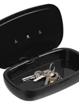 هذا الجهاز هو "quiQlean" من شركة Indivo، وهو عبارة عن معقم بالأشعة فوق البنفسجية (UV). بناءً على ما هو مكتوب على العبوة، إليك أهم مميزاته:
المميزات الأساسية:
• تعقيم فعال: يستخدم الأشعة فوق البنفسجية (UV-C) للقضاء على 99% من البكتيريا والفيروسات.
• سرعة التعقيم: الجهاز مصمم لتعقيم الأشياء (مثل الهواتف، المفاتيح، أو الأقنعة) خلال 5 دقائق فقط.
• نظام أمان ذكي: يحتوي على مستشعر خاص يقوم بإيقاف الأشعة تلقائياً عند فتح الغطاء، وذلك لحماية العين والجلد من التعرض المباشر للأشعة البنفسجية.
• تصميم مدمج وعملي: حجمه مناسب لوضعه في المكتب أو المنزل لتعقيم الأدوات الشخصية الصغيرة والمتكررة الاستخدام.
معلومات إضافية (من الرموز الموجودة):
1. الأيقونة العلوية اليسرى: تؤكد استخدام تقنية الأشعة فوق البنفسجية (UV).
2. أيقونة العين: تشير إلى حساس الأمان لإغلاق الضوء عند الفتح.
3. أيقونة الساعة: تشير إلى دورة التعقيم السريعة (5 دقائق).
4. أيقونة الجراثيم: تشير إلى الفعالية في القتل البيولوجي للميكروبات.
نصيحة سريعة: تأكد دائماً من أن الأغراض التي تضعها بداخله جافة وغير مغطاة بطبقات سميكة من الأوساخ لضمان وصول الأشعة إلى كامل السطح.


**إذا كنت صاحب هذا الإعلان وتريد حذفه لأي سبب، رجاءا أرسل رسالة إلى الدعم الفني**