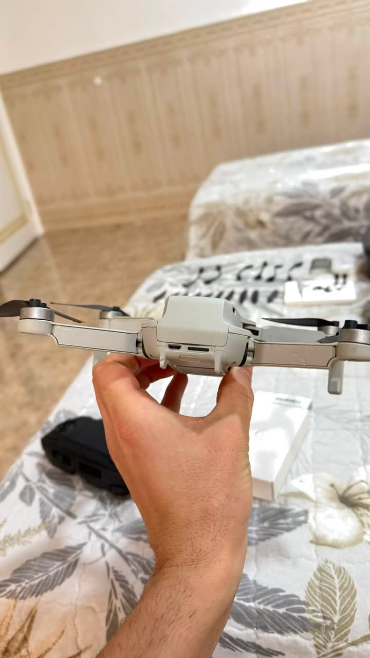 � للبيع DJI Mavic Mini
درون بحالة جيدة، مناسبة للتصوير الجوي والاستخدام الشخصي، وجميع ملحقاتها متوفرة.

المواصفات:
✅ تصوير فيديو بدقة 2.7K
✅ مدة طيران تصل إلى 30 دقيقة
✅ مدى تحكم يصل إلى 5 كم
✅ ارتفاع يصل إلى 500 متر
✅ عدد 3 بطاريات

الملحقات:
✔️ جميع الملحقات الأصلية
✔️ جهازا تحكم (ريموتان)
✔️ مروحيات احتياطية
✔️ عدد 2 جنطة حمل
✔️ شاحن  وجميع الكيبلات

ملاحظة:
يوجد كسر في أحد الأذرع (الجناح) ويحتاج إلى تصليح، أما باقي الطائرة وجميع الملحقات فتعمل بصورة طبيعية ومضمونة. إمكانية الفحص والتجربة متوفرة قبل الشراء للتأكد من حالة الطائرة وجميع الأغراض.

💰 السعر: 550,000 دينار عراقي (قابل للتفاوض).

🚚 متوفر توصيل إلى جميع محافظات العراق.

📩 للاستفسار أو الاتفاق، يرجى التواصل على الخاص


**إذا كنت صاحب هذا الإعلان وتريد حذفه لأي سبب، رجاءا أرسل رسالة إلى الدعم الفني**
