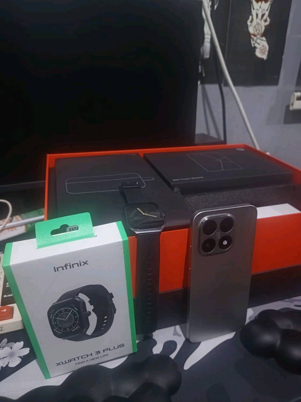 Infinix Watch S3 Plus
الشاشة AMOLED قياس 2.13 إنج
مقاومة ماء وغبار IP68
بطارية تدوم لعدة أيام
قياس نبض القلب والأوكسجين وتتبع النوم
أوضاع رياضية متعددة وإشعارات ومكالمات عبر البلوتوث
مواصفات هاتف Xiaomi 15T ويا بوكس الهدايا من شاومي جنطة ايد ودفتر ملاحظات وساعةة بطاريةة 100 عدد دورات الشحن 42 مستدم شهر الجهاز انفنكس
الشاشة 6.83 إنج AMOLED بدقة FHD+ وتردد 120Hz
المعالج MediaTek Dimensity 8400 Ultra
الرام 12GB 
الذاكرة الداخلية 512GB
الكاميرات الخلفية 50MP رئيسية 50MP تليفوتو 12MP واسعة
الكاميرا الأمامية 32MP
البطارية 5500mAh مع شحن سريع 67W
النظام Android 16 مع3 HyperOS
يدعم 5G بصمة تحت الشاشة سماعات ستيريو NFC ومقاومة ماء وغبار IP68