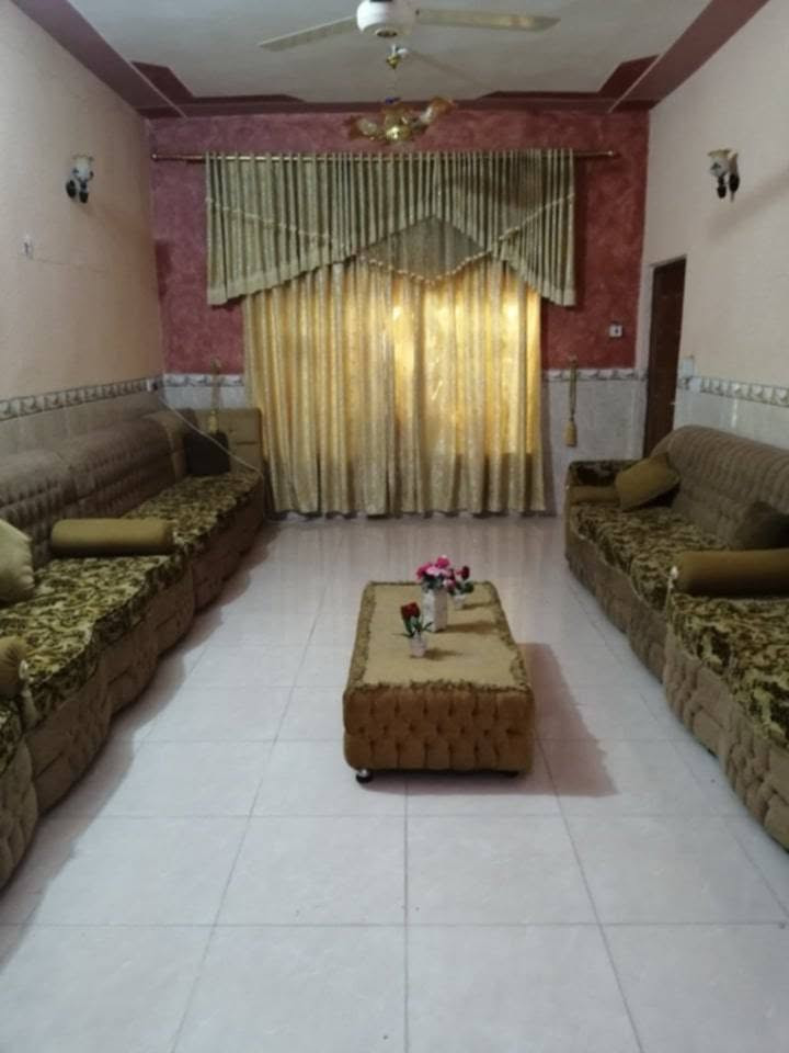 دار زراعي مقابل البوابة قرب الشارع العام مساحة الكلي697 متر 17×41 
مساحة البناء 230
 بناء طابوك
 غرفه الكبيرة 6×4  
غرفة, ثانيه 5×4 
صاله ,كبيرة 10×6 
صالة, صغيرة 4+ 2ونص متر 
هول, 4×5
استقبال ،8 ×4 
مطبخ ، 6×4
مجمع صحيات  داخلي ،4×4
مجمع صحيات خارجي 4×1 ونص
حديقة خلفية 290 متر 
حديقة أمامية  
سبلت كنتوري 3 طن 
3 سبالت 2 طن  
مكيف 2 طن  
انارة وثريات وبنكات 
تانكيات عدد 6 بلاستك 1000 لتر 
مخزن 6×4 
اقفاص عدد 3  حديد 
تخم ديوان تفصال يرهم في الصالة والاستقبال 
تخم الهول 
كاونتر تفصال للمطبخ 
السعر  165
***********
