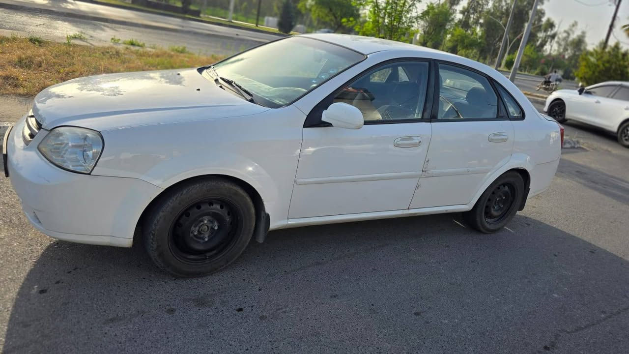 للبيع: شفروليه أوبترا (Chevrolet Optra)
الموديل: 2010
اللون: أبيض
المسافة المقطوعة: 142,000 كم تقريباً
الحالة العامة: السيارة نظيفة وجاهزة للاستخدام الفوري.
تفاصيل إضافية:
محرك بحالة جيدة جداً.
تكييف فعال.
داخلية السيارة مرتبة ومحافظ عليها.
سنويه جديده
رقم اربيل
ضررها باب وجاملغ خلف السائق

السعر:87 وبيها مجال بسيط 
التواصل عن طريق الرقم: *********** او عن طريق الواتس اب
