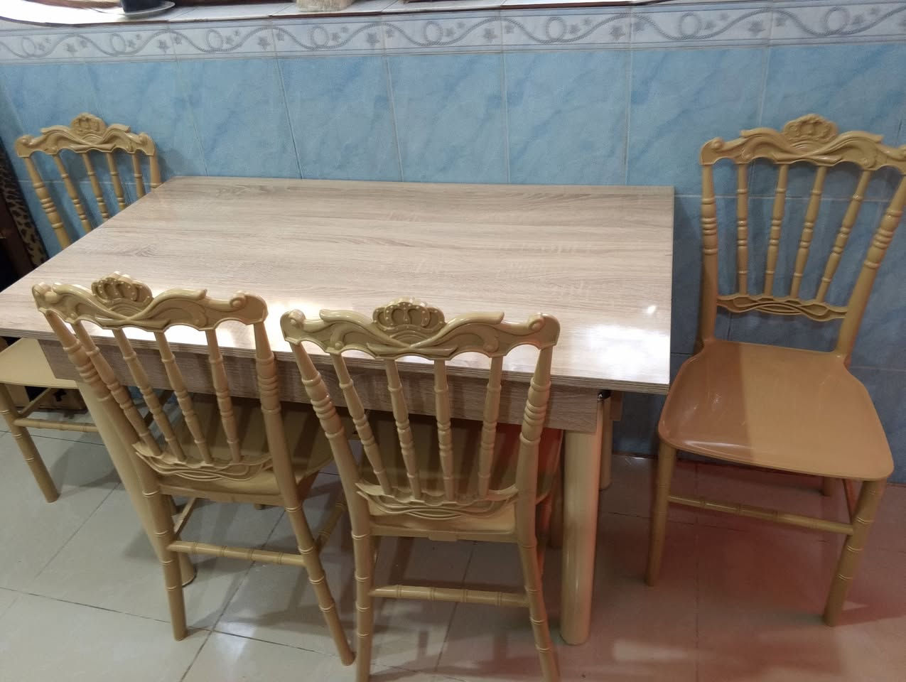 سلام وعليكم تخم كعدة عربيه مع ميز ***********
