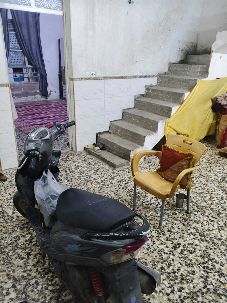 سلام عليكم من رخصه الدمن بيت للبيع بل حميديه يم المدارس 200 متر غرفتين + صاله + استفبال،+ مطبخ صحيات داخليه وخارجيه الستفسار اكثر انتصل ***********
