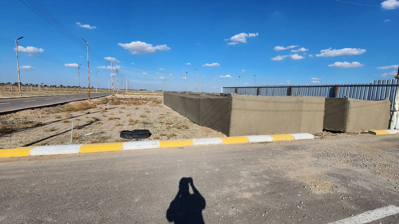 السلام عليكم
قطعة زراعية للبيع على طريق الدغارة في مجمع النرجس 
الخدمات / ماء + كهرباء وإنارة + تبليط وأرصفة
المجمع مسكون وبيه حركة بناء قوية ومأهول بالسكن 
القطعة مسيجة سياج درجة أولى وجديد (بي آر سي + جادر)
ارتفاع السياج / مترين ونص 
المساحة 200 متر مربع
الواجهة  10      النزال  20 
للإستفسار *********** واتساب
