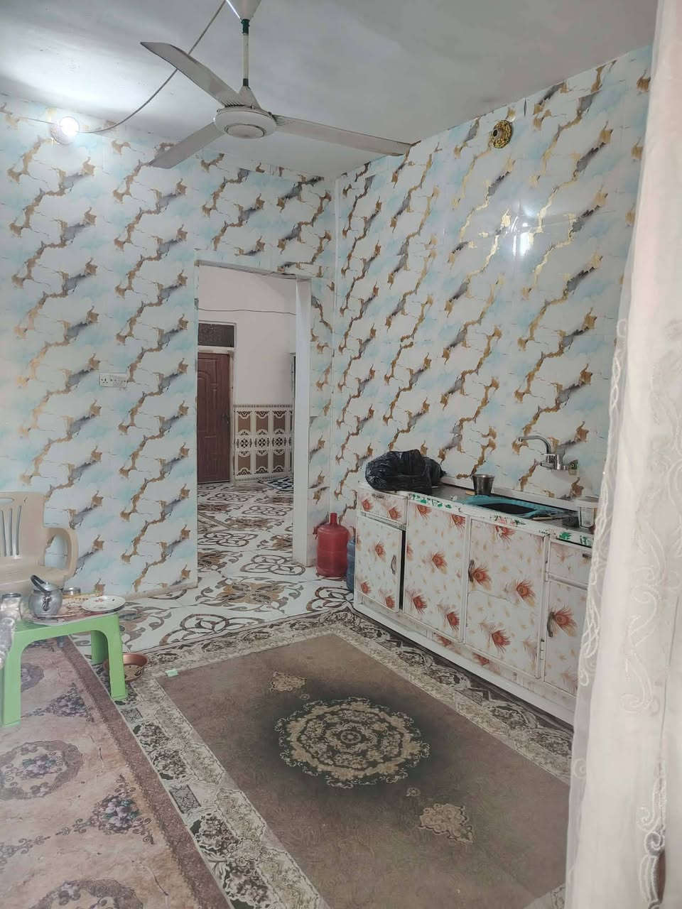 سلام عليكم بيت للبيع طابو زراعي مساحته 160متر بيت بناء حديث قرب شارع 30السايدين بلفرع  يبعد عن تبليط 150متر الصطح عكاده وصب غرفتين نوم صاله مطبخ ستقبال صحيات خدمات ماء كهرباء مجاري جاهز من كلشي  مكلف ***********
