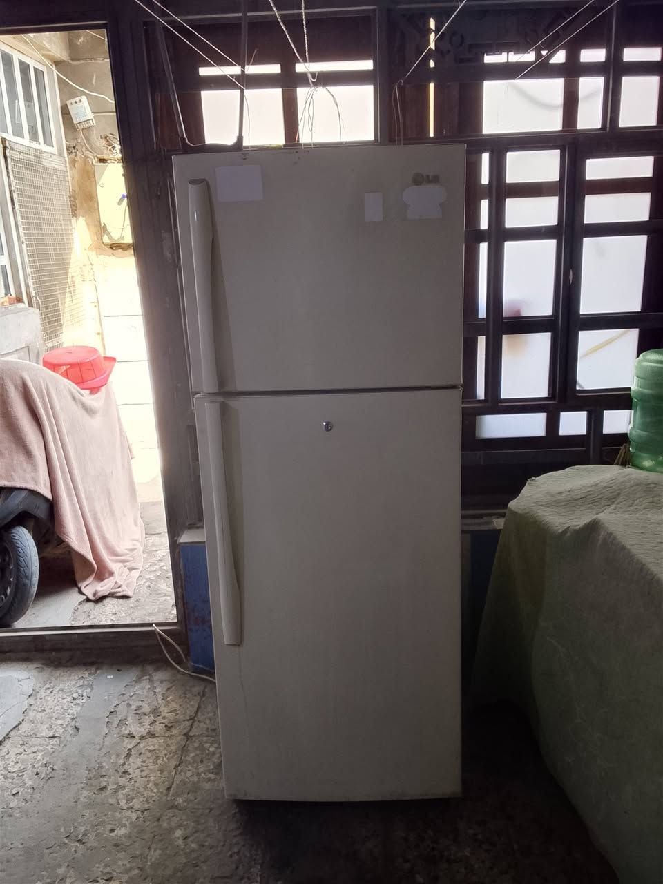 السلام عليكم ثلاجة شغالة على الفحص السعر 125 وبيهة مجال رقم الهاتف ***********
