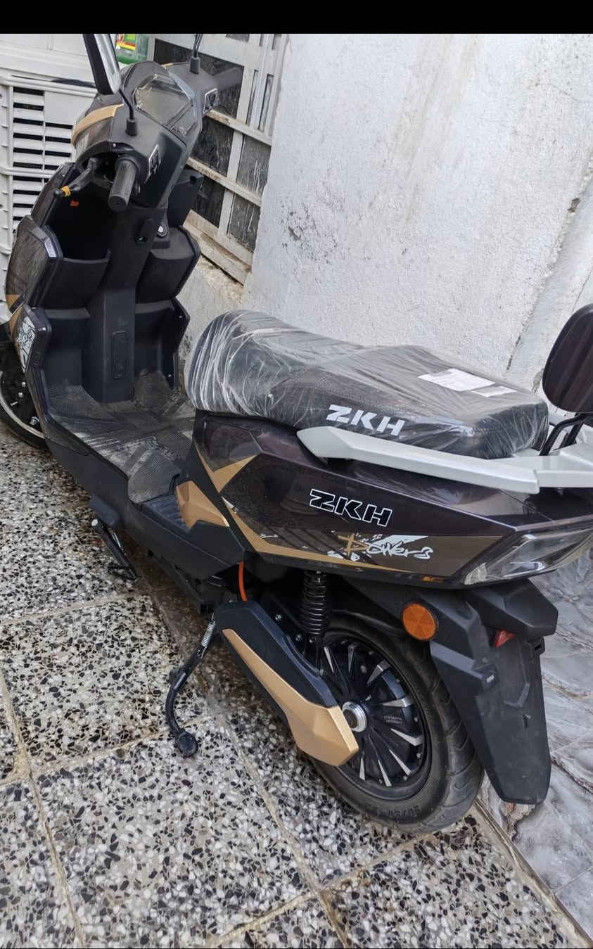 السلام عليكم دراجه سكنس مديل 2025ما مستخدمه قليل والعقل محور فقط دراجه جديده  بطاريات 6سرعه 65 نمره ٣شكل  تشغيل سويج بصمه مكاني الشعب
***********
