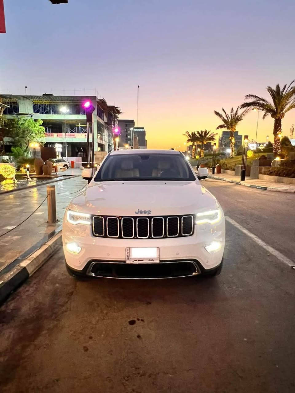 خليجي 2019 Jeep Grand Cherokee Limited Plus .
المواصفات :

* شاشة كبيرة  8.4 انج .
* كامرة خلفية .
* رادار امامي .
* نقطة عمياء .
* داخل جلد Off white .
* دفع رباعي 4X4 .
* المقاعد الامامية كهرباء .
* ذاكرة لحفظ وضعيات الجلوس .
* المقاعد الامامية تدفئة + تبريد .
* تدفئة ستيرن .
* تدفئة المقاعد الخلفية .
* ويل قياس 20 انج .
* سقف بانوراما.
* نضام الملاحة (GPS) .
* نضام خاص للطرق الوعرة .
* مصابيح امامية زنون .
* نظام تشغيل واطفاء المحرك اوتماتيكي للتوفير من صرف *الوقود ( Auto Start ) .
* بروجكتر امامي زنون .
* تشغيل عن بعد .
*صندوق كهربائي .
* حساسات امامية .
* حساسات خلفية .
* بخار ماء لتنضيف المصابيح الامامية . 
* مرايا بخاصية للتعتيم الذاتي . 
* نضام Carplay .
* نضام ECO لتقليل صرف البنزين .
* نضام SPORT .
* نضام Cruise لتثبيت السرعة .
* شفتات ستيرن .
*  كشافات ضباب خلفية . 
* نضام SNOW .
* نضام SAND .
* نضام RCCK .
* نضام MUD .
*ملاحضة السيارة مكفولة من الصبغ والبارد عدى (تعديل pdr على كد شبر بشفة البونيد + ٤ رصعات صغيرة  حالوب)
العداد ٩٦٠٠٠km 
*السعر ٢٦٠٠٠
*العنوان/ بغداد - شارع فلسطين
*هاتف/***********
