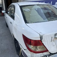 BYD موديل ٢٠١٣  واكعة عليها سقيفة من جهة اليسار  كير ومحرك مكفول  تبري...