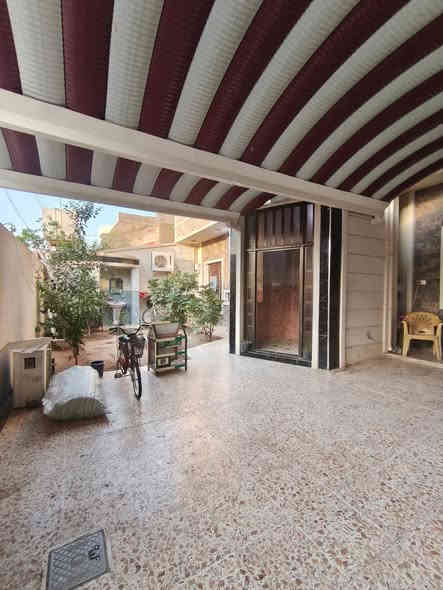 بيت مساحته ٢٥٠م الوجه ١٢ ونص ونزال ٢٠ شارعه ١٢ بناء طابوق حديث ضلع منفصل وسقف منفصل للبيع المكان فلوجة حي الشهداء قريب على مدرسة المفاخر وشارع المنجزات منطقة كاملة من جميع الخدمات تبليط ومجاري وماء وكهرباء ومدارس وبي ٥ غرف نوم السعر المطلوب بي ٢٦٠ مليون وبي مجال للاستفسار الاتصال على الارقام التالية
*********** واتساب
***********
