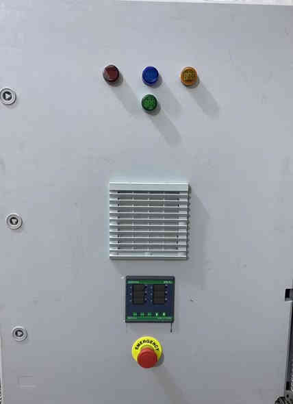 أمان بيتك يبدأ من تحويل كهرباء صحيح… جهاز ATS هو الحارس الكهربائي للبيت!

كثير حرائق تصير بسبب التحويل اليدوي بين الوطنية والمولدة… شرارة بسيطة، خطأ واحد، أو تشغيل المصدرين بنفس الوقت تكفي تسبب كارثة.
وهنا يجي دور جهاز السيطرة ATS.

🔒 ليش الـ ATS يعتبر أهم جهاز أمان بالبيت؟

✔️ تحويل بدون تماس
ماكو لمس للسويتج أو أسلاك → يعني ماكو شرارة ولا حرارة زايدة.

✔️ يمنع تشغيل الوطنية والمولدة سوا
وهذي أهم نقطة، لأن تشغيلهم بنفس الوقت يسبب تماس قوي ممكن يولّع اللوحة خلال ثواني.

✔️ فصل تلقائي عند الفولت الخطأ
إذا الوطنية نزل فولت أو صعد فجأة… الجهاز يفصل ويحمي البيت والأجهزة.

✔️ تحويل ناعم بدون صدمة كهربائية
ما يصير هزة كهرباء بالأجهزة مثل ما يصير بالتحويل اليدوي.

✔️ يشغّل ويطفّي المولدة بأمان
بدون لا تفتحين سويج ولا تتقربين من مصدر الخطر.

⸻

⚡ ليش الناس تختار كادر أبو رقية؟
 • ضبط وبرمجة صحيحة للـ ATS
 • مواد أصلية
 • شغل آمن بدون مخاطرة
 • خبرة قوية بالتأسيس والحماية الكهربائية

كادر أبو رقية…
مو بس شغل كهرباء، شغل أمان وحماية للبيت وللعائلة✅
لاستفسار اكثر:
واتساب. ***********@
