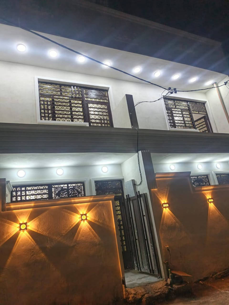 للبيع بيوت عدد ٢ مساحة ٥٠ متر طابقين بناء حديث استقبال حولي مفتوح غرفتين الطابق الثاني وسوف ننشر مقطع فديوا للبيتين مراجعة شركة الجبل للمقاولات العامة بيع وشراء القطع الاراضي والبيوت في بغداد  للاستفسار ***********
