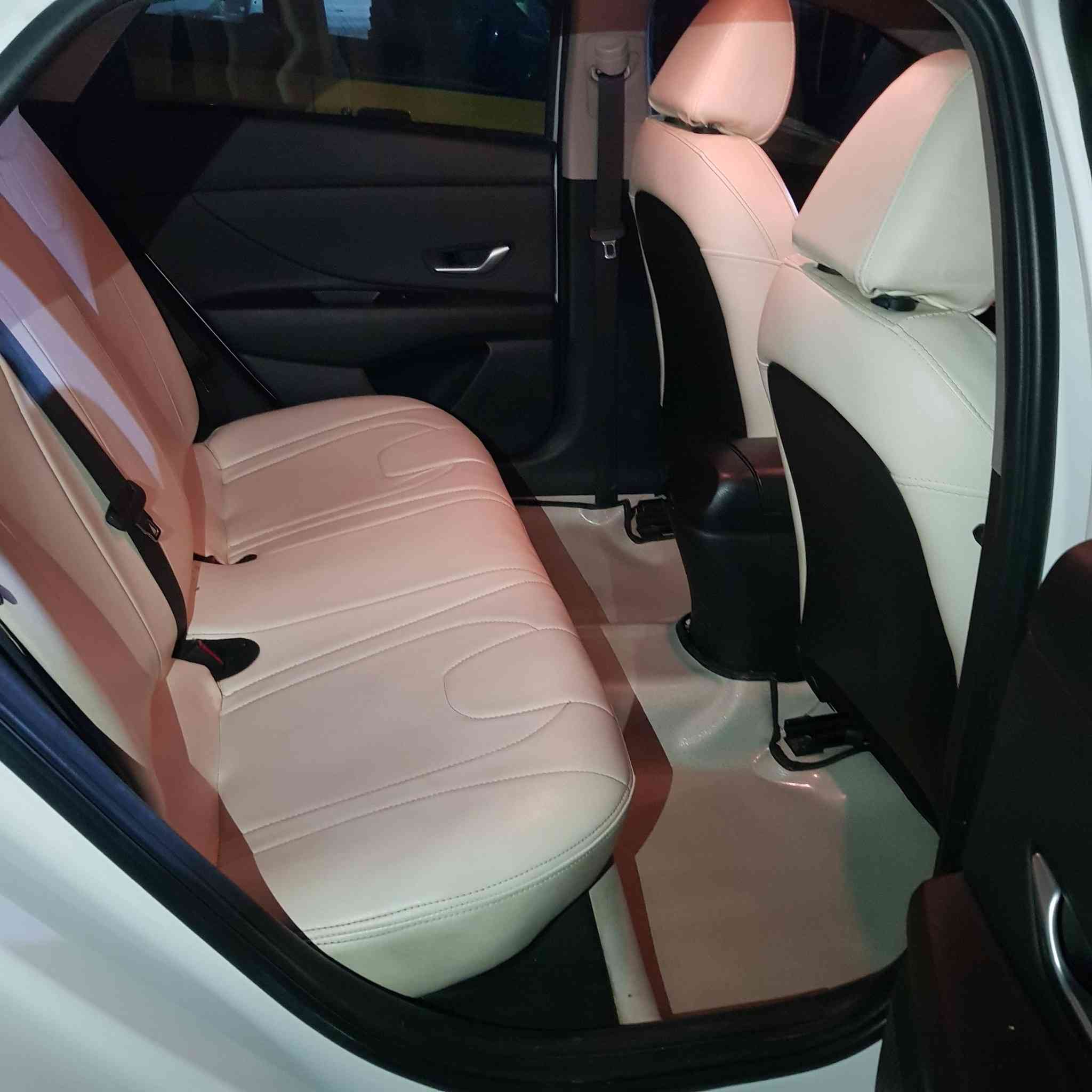 السلام عليكم 
للبيع هونداي النترا موديل 2023
رقم معوقين بغداد باقيلها 3 سنوات حادثها 3 قطع تبديل اصلي بدون قطرة صبغ 
فقط بالدوسه ع كد الباب وبيه بارد قليل بالجهة اليسرى بالباب الخلفي والهلال مال الجاملغ 
مواصفات السياره 
بصمه رادادرات اماميه وبالمري تدفئه بالكشنات تدفئه بالستيرن كشنات جلد طبق الاصل اني مدوشمها 
نقص السياره فقط اللحيه الخلفيه مكسوره 
ماشيه السياره 82 الف ميل 
السعر 145 ورقه 
رقم الموبايل ***********
