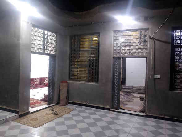 بيت  زراعي في الاسكان صناعي قرب مدرسه الحريه مساحه ٣٦٠ متر 
ع شارع تبليط  تجاري بي صالتين دوانيه غرفتين مطبخ عوزه سراميك والحمامات عوزهن سراميك  
بناء بلوك كهربائي صب كله رباطات السعر ١١٠ وبي مجال الشراي يتصل ***********
