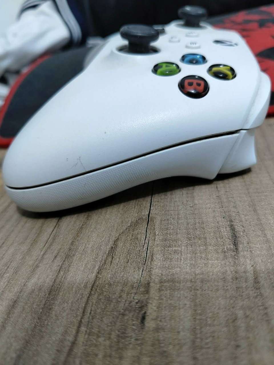 السلام عليكم اكس بوكس سيريس اس اصدار 2022 جهاز نضيف ما داخل تصليح نضافته 95%  كامل ملحقات وكرتونته موجوده واليده من اشتريته بي فتحه خفيفه موجوده بل صوره بيه درفت خفيف كلش بل كير الايسر مو قوي وياه كت كامل ماوس باد وماوس وكيبورد ريد دراجون نضيفات كل الازرار يشتغلن ويا بطاريات عدد ثنين كل بطاريه اطول وياك فوك 3 ساعات


**إذا كنت صاحب هذا الإعلان وتريد حذفه لأي سبب، رجاءا أرسل رسالة إلى الدعم الفني**