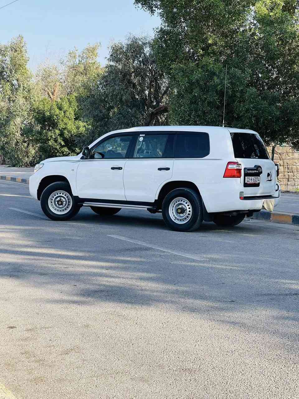 سلام عليكم لاندكروز قطري سلك  مديل 2013 سياره جديده ماشيه 161وقابل للزياده سياره جاهزه من كلشي كل نقص مابيه تايرات دلوب داخل مخمل جديد  وحداديه كير ومو حرك كله كفاله بيه طخه بل جاملغ بدون معجون بس صبغ وفوك العتبه بجه السايق اثر جراد سياره معروظه (300 ورقه )*********** ولي ماعجبه السعر خل يسمعنه كلمه طيبه
