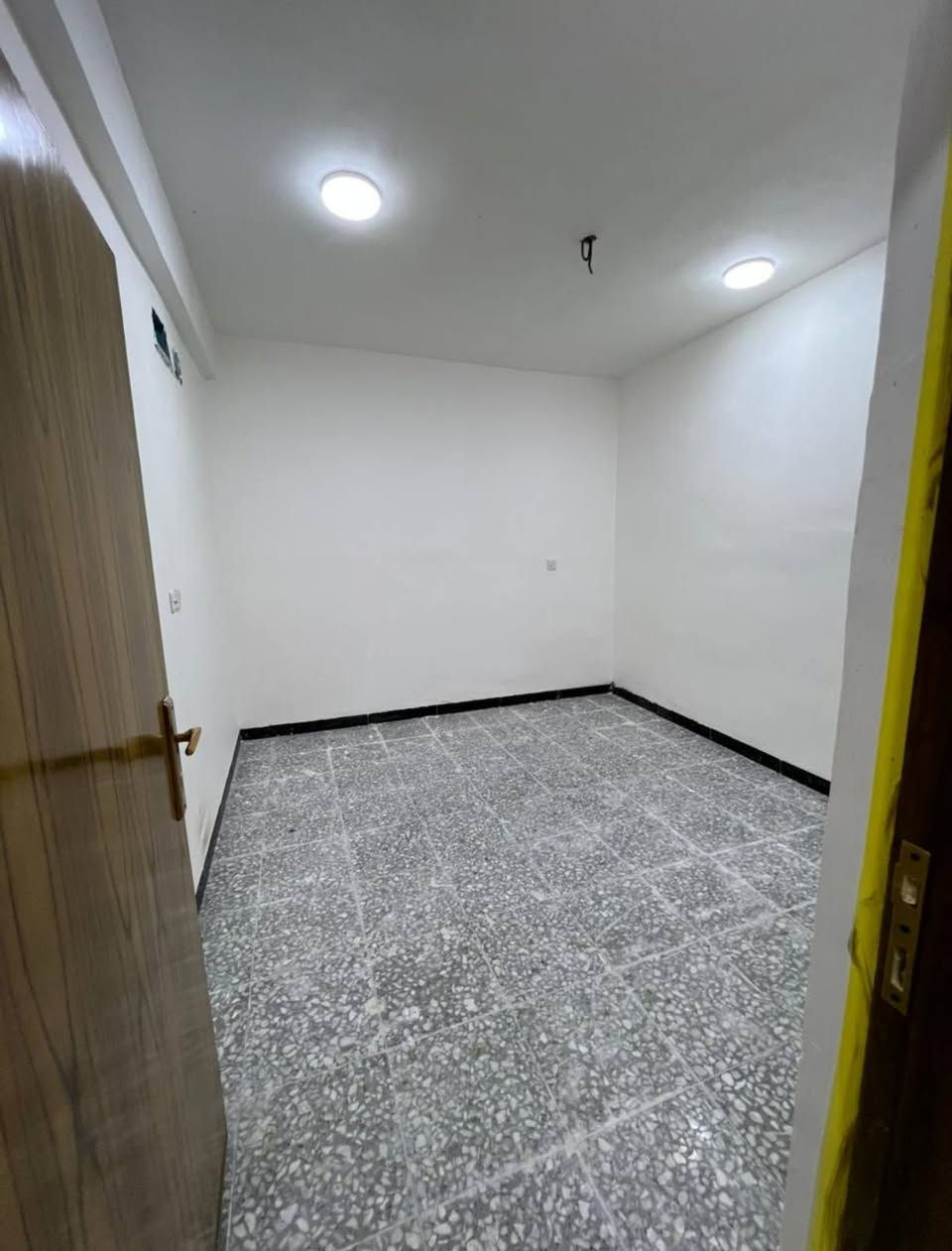 شقه زيرو طابق اول غرفتين وصاله وخدمات ✨
ـ مكانه حمام المالح قرب مدرسة الكفاح او الهيثميه 
ـ سعر الأيجار ٤٠٠ الف 
ـ للتواصل / ***********
