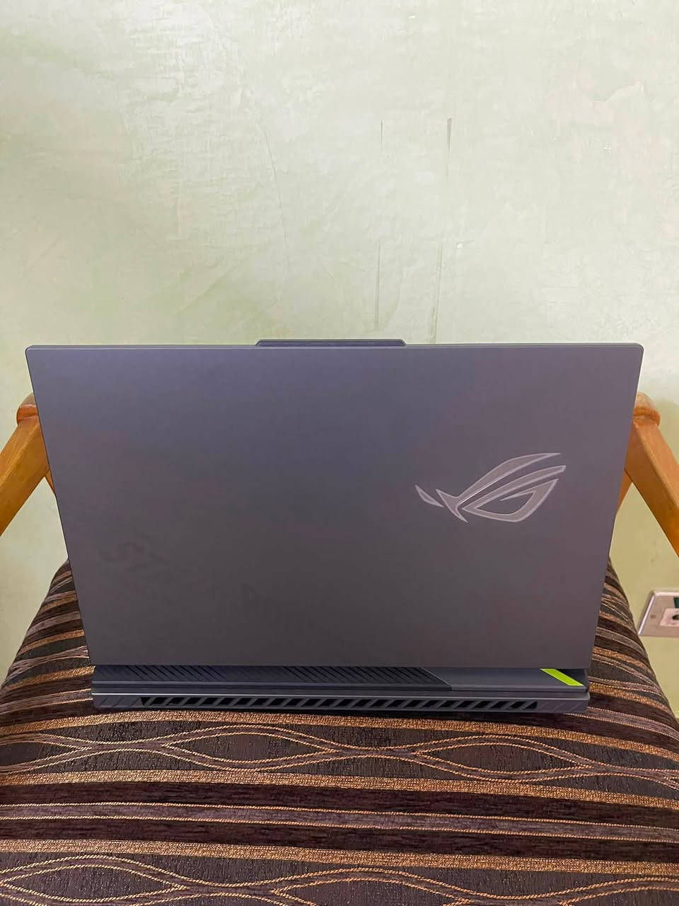 جهاز لابتوبASUS ROG STRIX G16 جديد ونظيف من كل النواحي مستعمل قليل جداً
مواصفاته:

1-معالج AMD Ryzen 9 9955HX "

2-كرت الشاشة NVIDIA GeForce RTX 5070Ti
بسعة12GB VRAM "

3-الرام 32GB " 

4-التخزين SSD NVMe بسعة 1TB

مواصفات الشاشة:
1-الحجم 16انش

2-الدقة WUXGA (1920x1200)

3-نسبة العرض 16:10

4-معدل التحديث 165Hz

5-الاضائة RGBللكيبورد وشريط امامي

6-اللون volt green 

لابتوب قوي جدا من كل النواحي وممستعمل بس قليل جداً

سعرة: 3.000.000مليون "

للتواصل : ***********
