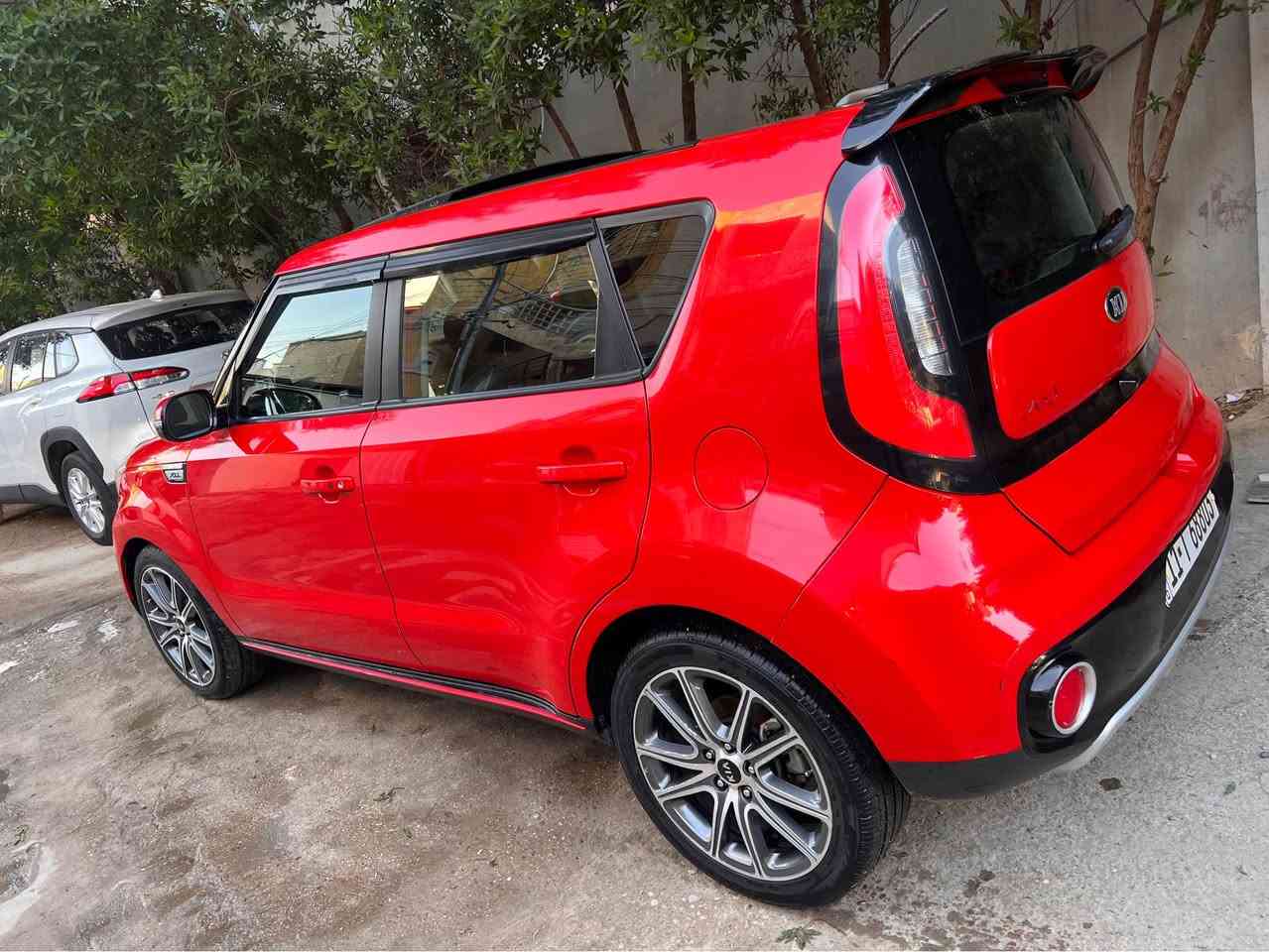 سول موديل 2017 امريكية ضربتهه  جاملغ خلفي مصبوغ وباب مبدل نفس اللون بدون صبغ ماشية 47 الف جديدة كلش السيارة والسعر 133 ورقه مكاني بغداد المنصور 
***********
 وموصفاتها 
بانوراما
كشنات جلد  
كشنات اماميه خلفيه تدفئة
كشنات  الاماميه السائق و الجنب السائق  كهرباء و ثلاث حركات تحكم 
سستم صوت HAMAN& KARDON 
 اثنين دمام بالدشبول و بالصندوق بلادي 
نشره داخليه 7الوان بالابواب و السماعات الجانبية
 عدادات ليزرية
 شاشه عرض ذكية Hd
كامره خلفية 
نظام التبريد بيانو تحكم الالي و يدوي 9 سرع 
المري الجانبيه اشاير و تحكم و ايضا تنفتح عند الاقتراب و بيه ثلاث حركات 
 الاناره الداخليه لد ثلجي 
السياره بصمه دخول و بصمه صندوق و بصمه تشغيل
ترحيب عند الاقتراب من السيارة 
 ويل كروم رياض حجم 18 
لد امامي نهاري و لد خلفي نهاري
لايت زنون بلادي 
Sport و Normalانظمه قياده 
نظام مانع تزحلق 
اربع جهات تحكم مع كروز سرعه 
تدفئه استيرن بغداد, العراق
