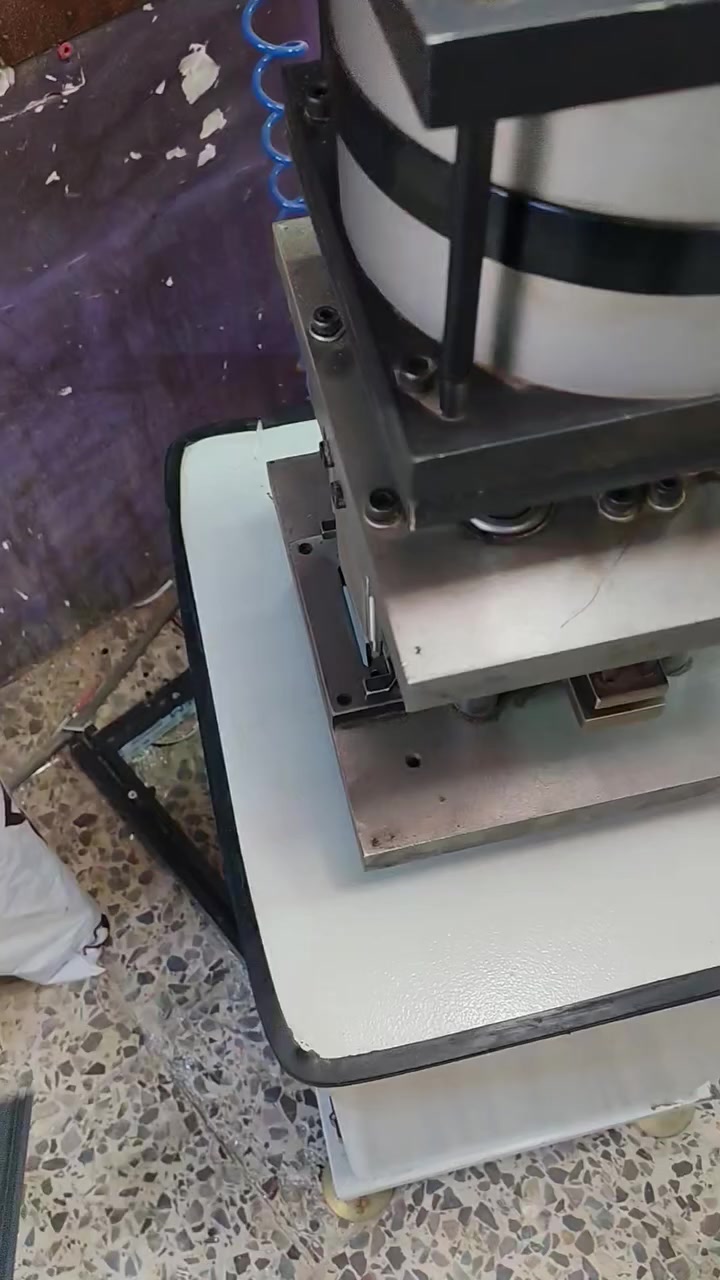 السلام عليكم
ثاقبة المنيوم خمس مراحل
نظيفة جداً تجي تجرب و تشوف 
سعرها ٨٥٠ الف
مكاني بغداد 
***********
