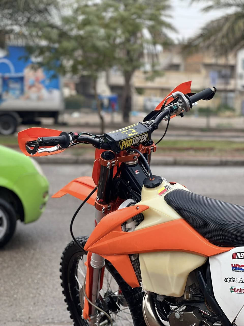 السلام وعليكم أعيد النشر بسبب الوعود الكاذبه 
لا طبلي وتكلي امسح المنشور 
قفاز كي تي ام مكفوله كفاله عامه اي نفس ماكو 
المكينه 250 خبط كير ست نمر 
السعر 17 قفل قفل قفل 🔐 
اي ستفسار ***********
العنوان ابغداد البياع
