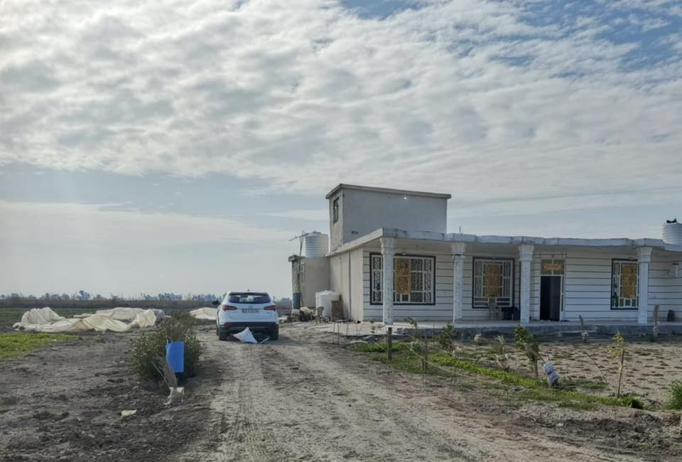 طعة ارض للبيع مساحة 4دونم طابو زراعي سند 25تحويل مباشر ماء سقي متوفر صيف وشتاء وإسالة  وبيها بيت بناء حديث طابوك بناء العام يحتوي على 3غرف نوم 4+5 وصالة 5+5وهول 10+5 ومضيف 10+5 وطارمة تكفي 3سيارات #العنوان قرية حايف مقابل معمل غاز الراشد تبعدعن الشارع العام كيلو ونص السعر 120وبيها مجال ‭0782 770 2909‬
