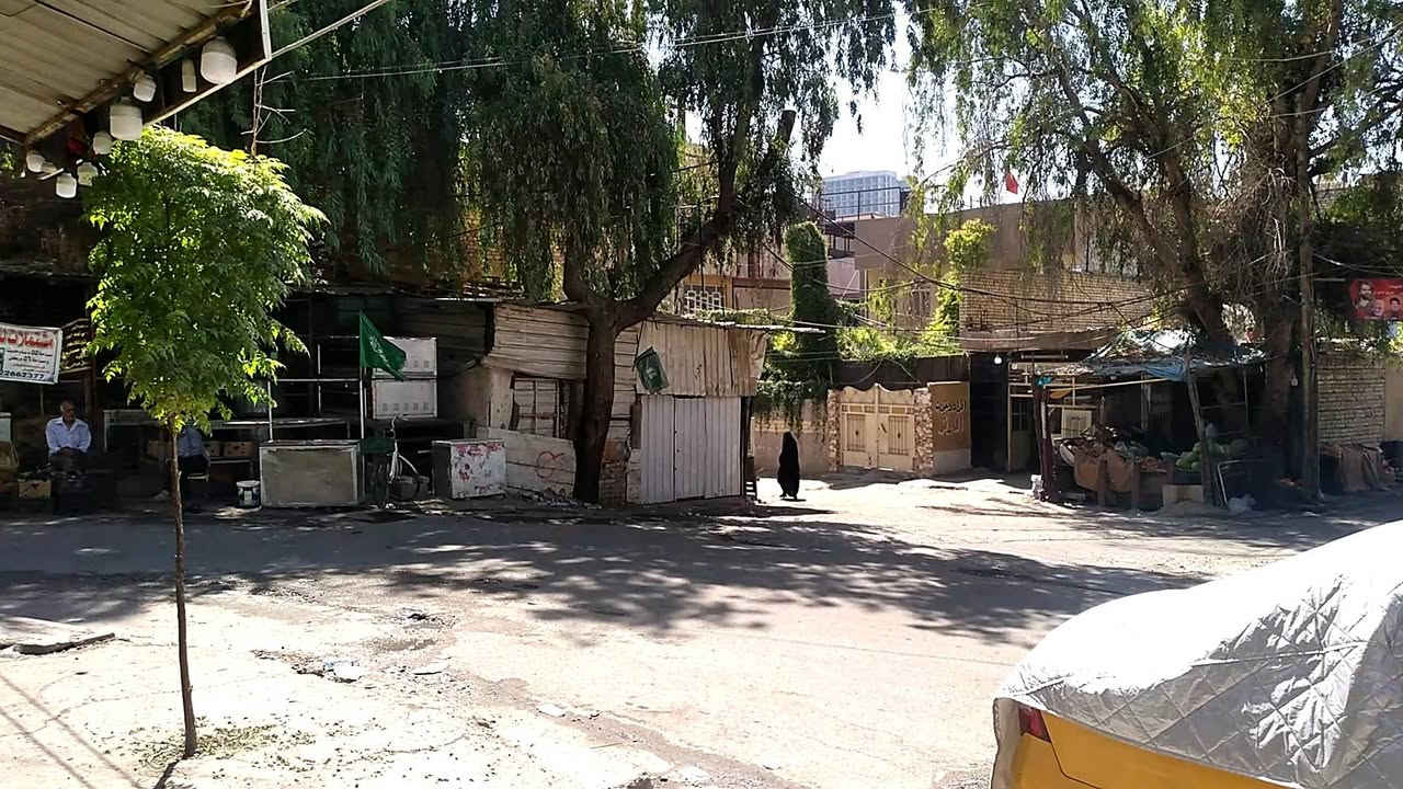 محل كبير ألايجار المساحة ٦٠م ركن ٤٠٠ ألف بالشهر العنوان الكريعات قرب حسين المضمد مقابل معمل الريحة هاتف (***********)
