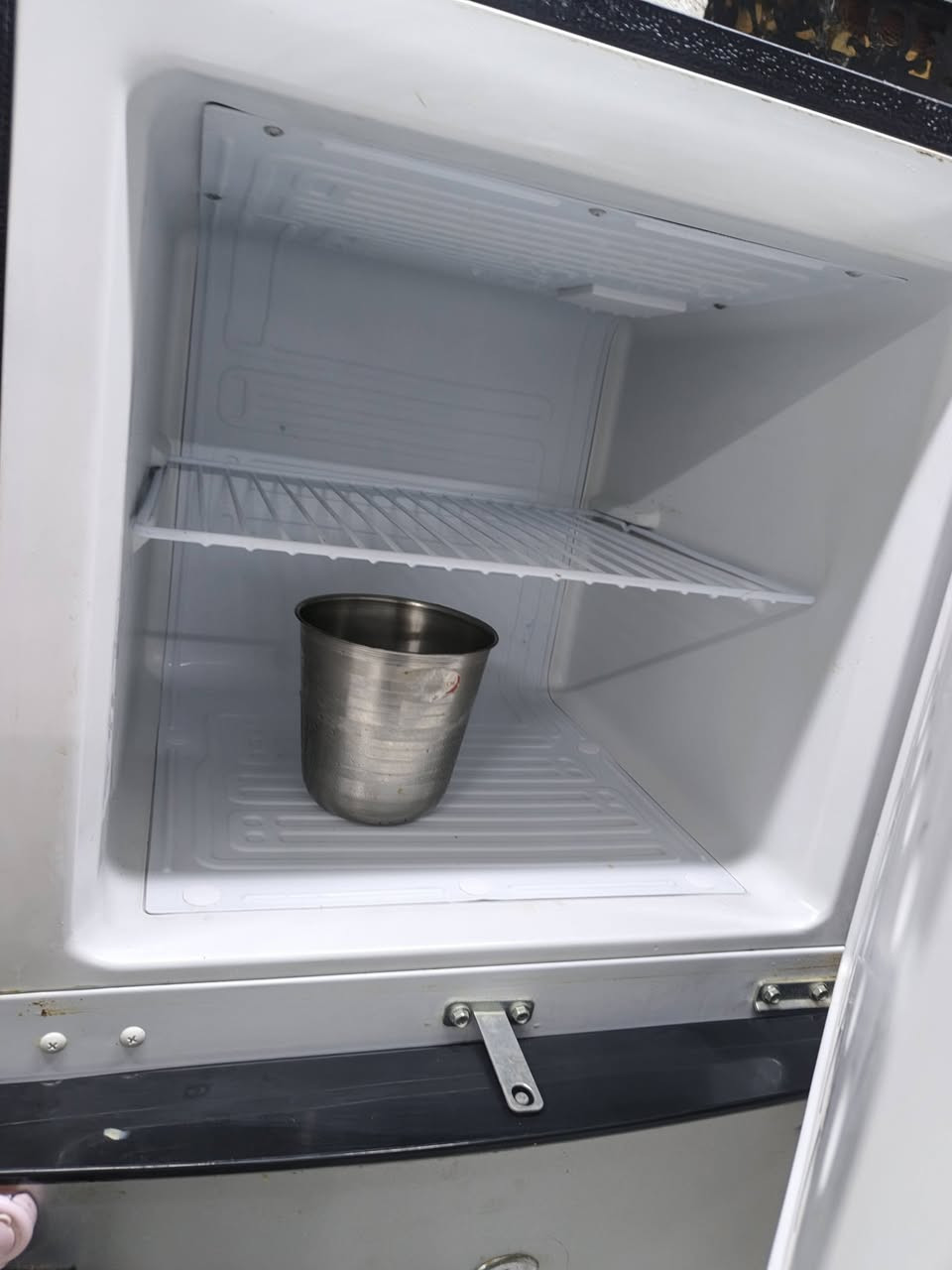 ثلاجه 251لتر شرط الشغل والتبريد
ماداخله تصليح ابد وافحص وين تحب
نضيفه كلش اخت الجديده
سعرها 225بيه مجال بسيط كلش 
مكاني البصره ابي
***********
