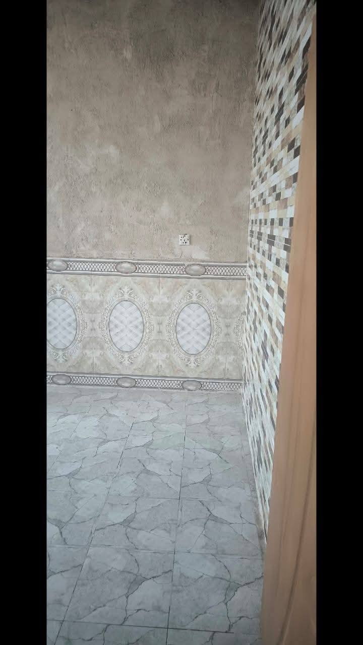 بيت للايجار حي النداء قرب شارع ٦٠العرضي مساحته ١٠٠متر طابق واحد على ساحه بي غرفه واستقبال وصاله ومطبخ وتخاريج البيت بناء جديد سعر الأجار ٢٥٠ للاستفسار ***********
