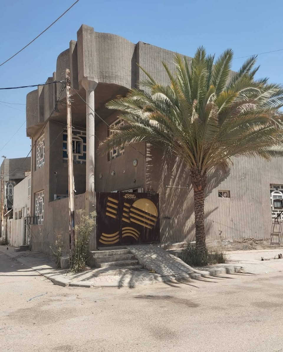 دار للبيع حي العدالة في النجف. 
( 130  م ) ركن شارع 15 مفتوح على شارع الجنسية. السعر ( 360 مليون ). طابقين صب. ثلاث غرف نوم مع صالتين و إستقبال و مطبخ و أربع مجموعات صحية. الواجهه 10م و النزال 13 
مكتب الغدير للعقار  ***********
