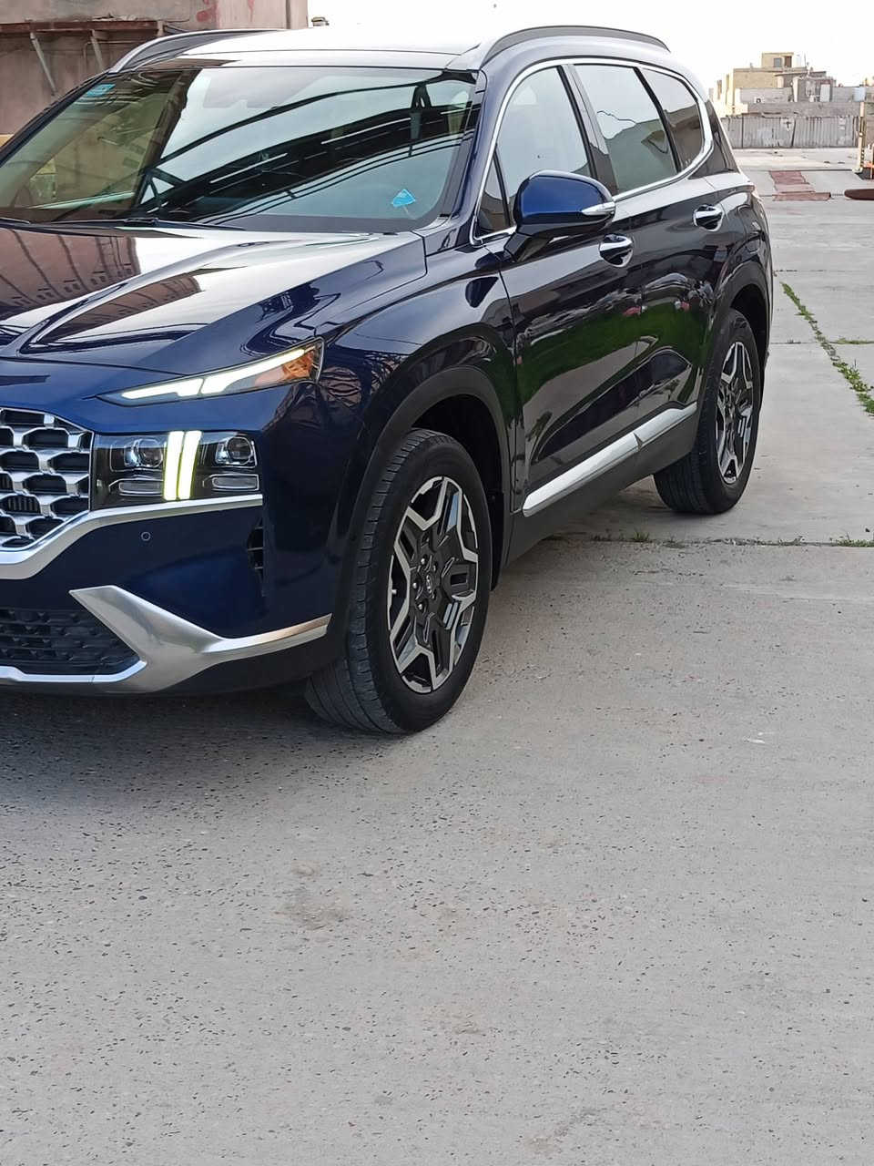 مكلف بالنشر للاستفسار الاتصال (***********) ناصرية مركز 
2022 HYUNDAI SANTA FE 
 حجم المحرك ٢٥٠٠  وارد امريكي كفاله عامه تقرير تعمل وتسير
الممشى17 mi   
27 Km
المواصفات:-  
1- مفتاح ذكي بصمة + التشغيل عن بعد .
2-  والتوقف الذاتي
3- كير بنظام الازرار  المنفصلة الاصدار الجديد ( بيانو)
4- كير ماوس ثانوي لأوضاع القيادة / Drive Mode 
‏Comfort - Smart - Sport ٥- بنوراما فتحة سقف.
5- هاند بريك بصمة 
‏6 - Auto Hold  أوتو هولد
7- خاصية ISOFIX   ايزو فكس قفل الاطفال
8- نظام مانع الانزلاق
9 - نظام نزول المنحدرات.
10- نظام اطفاء المحرك (A) ذاتيا في الازدحامات لتوفير الوقود
11- شاشة تدعم Apple Car play و Android وبلوتوث مدمج والأوامر الصوتي
12- الداشبورد الكتروني بانماط متغيرة حسب وضعية القيادة
13- الشاشة الوسطية حجم كبير ١٢ انج مع دعم الملاحة بالخرائط GPS وبوصلة للاتجاهات
14- شاحن هاتف wireless
15-  مخارج شحن USB وتشغيل الميديا
16- منافذ للطاقة كهرباء 12فولت ومنفذ 110 فولت 
17-  المرايا الجانبية قابلة للطي + نقطة عمياء   + اشارات  
18- مرايا جانبية بخاصية الترحيب والفتح عند الاقتراب والاضاءة في الضلام 
19-  الصندوق كهربائي ذكي يفتح عند الاقتراب
20- حساسات ضغط الاطارات_
22- حساسات أمامية / جانبية /خلفي-
23-كامرة اضافية تقنيه 360 درجه
24-ميزة التوقف الذاتي للمركبة منعا للاصطدام عند القيادة او الرجوع
25-المركبة تعيد نفسها للمسار الصحيح عند عدم الانتباه 
26-بك لايت LED مميز مدعوم بتقنية ضد الضباب لاوضح رؤية للمركبة
 الجانبية لرؤية الزوايا العمياء
28-كاميرا دوارة 3D تفاعلية متعددة الاوضاع
29-مرآة داخلية بخاصية التعتيم الذاتي 
29-سستم صوت هارمن كاردن 10 سماعات محيطية مع دمام وتويترز 
30-نظام القيادة الذاتي الذكي في الشوارع المخططة 
31-مثبت السرعة Cruise وميزة التباعد عن المركبات
33-حساس حراري بسقف السيارة بتحذير صوتي في حال نسيان الاطفال في المركبة
34-قفل الابواب والنوافذ / خاصية عدم العبث للاطفال
35-القفل المركزي للابواب وعدم الفتح عند مرور مركبة بشكل قريب من السيارة 

37-المقاعد الامامية كهرباء  + تدفئة

39-ستائر جانبية 
40-شفتات رياضية بالمقود
41-التبريد والتدفئة تحكم شاشة وتحكم يدوي ايضآ-  التبريد امامي خلفي مناخ منفصل-بردات أبواب خلفية
42-كشنات جلد اسود  
الناصريه مركز 
السعر215 بيها مجال ***********
