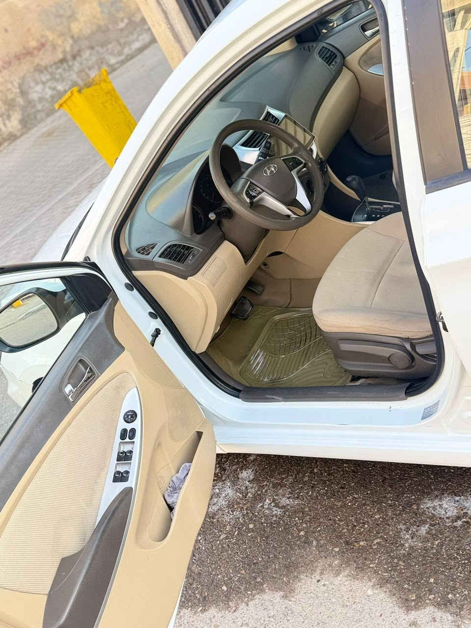 اكسنت ٢٠١٥ كفاله من الضربه والفتح بيه صبغ قليل اسفل باب العبري فقط محرك ١٦٠٠ قطرتين تبريد ثلج تخم تاير رقم جديد تحويل بدون هزه السعر ١٠٥ بيه قليل مجال قبله حي الجامعه. ‏‪+ 0772 918 0293‬‏
